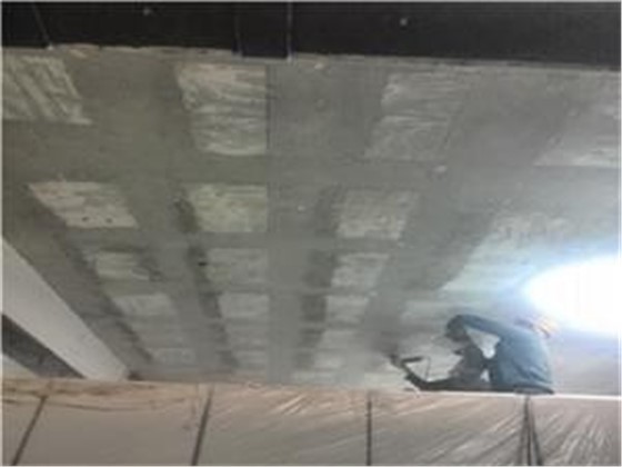 5.根据放线位置打磨基层处理.jpg