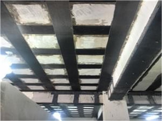 8.碳纤维粘贴完毕.jpg