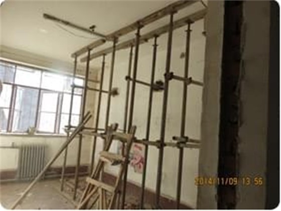 1.拆除前使用钢管架支撑.jpg