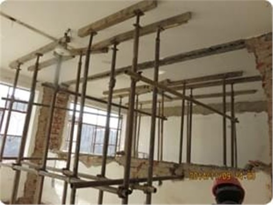 2.支撑完成后拆除墙体.jpg